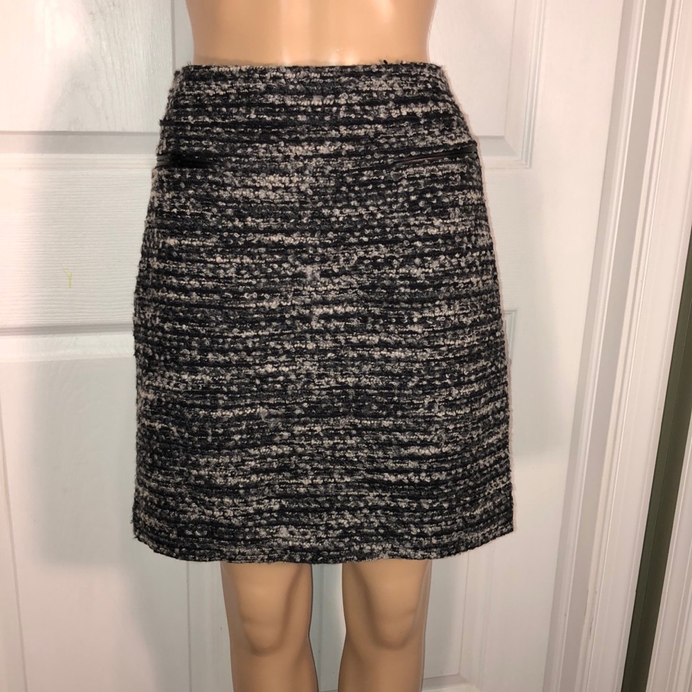 Ann Taylor Grey Skirt. NWT.  8